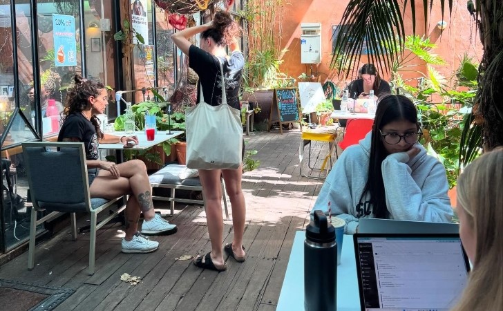 Da Raw Nature coffee lounge courtyard